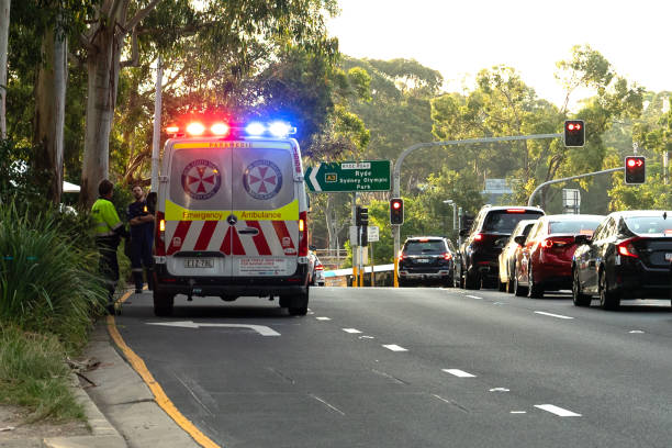 krankenwagen und polizei zu verkehrsunfällen eingetroffen - new south wales flash stock-fotos und bilder