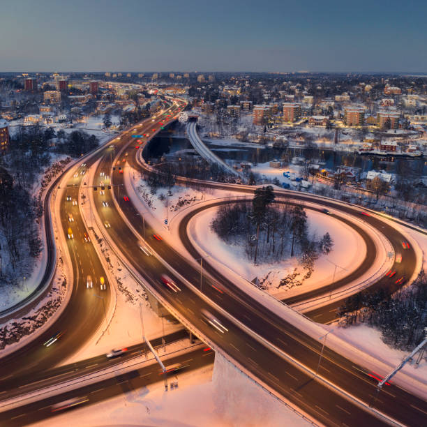 겨울 저녁에 도시 고속도로 교통의 공중 보기 - car aerial 뉴스 사진 이미지