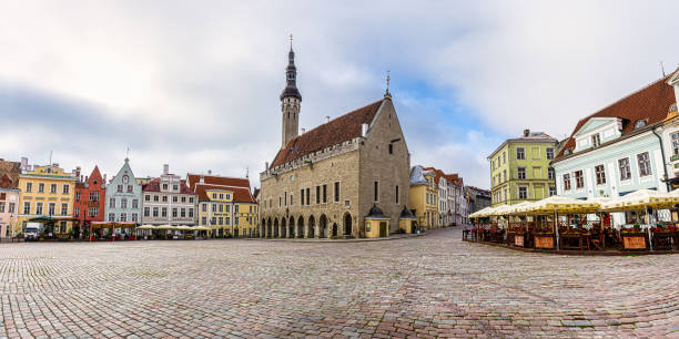 ратушная площадь , raekoja plats в старом городе таллинна в таллинне, эстония - raekoja plats стоковые фото и изображения