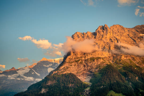 górskie krajobrazy w świetle zachodu słońca w alpach szwajcarskich - wengen mountain peak eiger field zdjęcia i obrazy z banku zdjęć