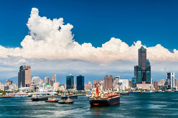 la grande nave nel porto di kaohsiung, taiwan - passenger ship ferry crane harbor foto e immagini stock