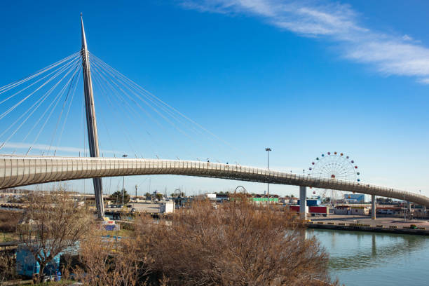 blick auf die bidge ponte del mare in der stadt pescara, abruzzen, italien - pescara stock-fotos und bilder