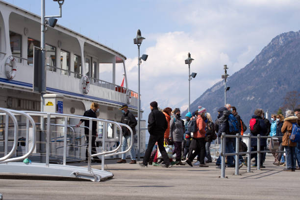 nave passeggeri europa sul lago vierwaldstättersee imbarco. - nave di passeggero foto e immagini stock