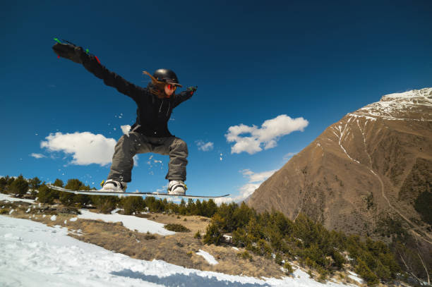 홈메이드 스노우보드 공원의 산에서 화창한 날에 눈에서 키커 스프링보드에서 점프하는 스노우보더 여성 - snowboarding snowboard women teenager 뉴스 사진 이미지