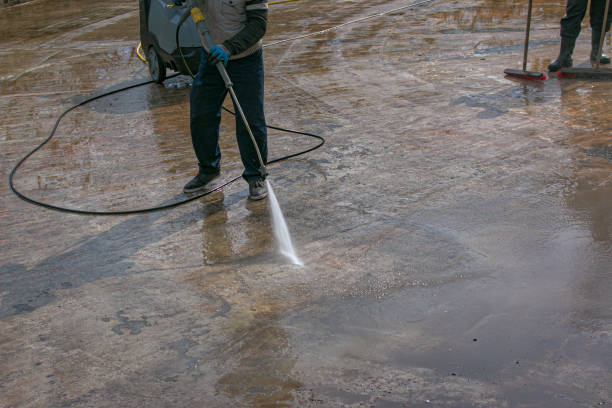 reinigung der stadtbrunnen im frühjahr vor beginn der arbeiten. die arbeiter säubern den schmutz, der sich über die saison gelegt hat. - fountain water physical pressure splashing stock-fotos und bilder