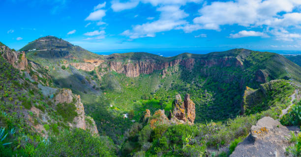 caledra de bandama en gran canaria, islas canarias, españa. - crater rim fotografías e imágenes de stock