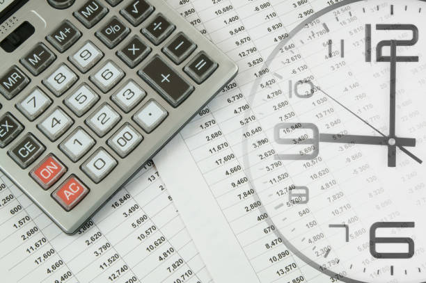 calcolatrice su report finanziari, collage con orologio. - finance stock market data diagram calculator foto e immagini stock
