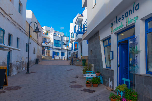 rue étroite au village d’el cotillo à fuerteventura, îles canaries, espagne. - cotillo fuerteventura spain tourism photos et images de collection