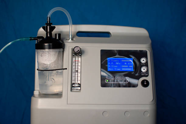 Oxygen concentrator working Oxygen concentrator working to help breathing a patient suffering from coronavirus disease o2 stock pictures, royalty-free photos & images