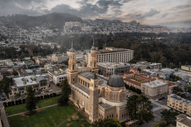 vista aérea sobre la iglesia de san francisco - saint ignatius church fotografías e imágenes de stock