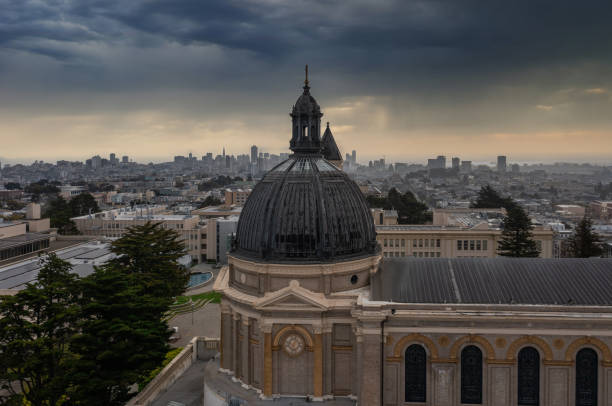 vue aérienne au-dessus de l’église de san francisco skyline - saint ignatius church photos et images de collection