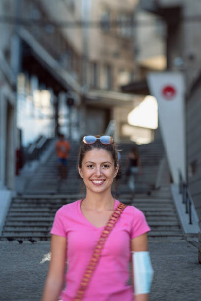 lächelndes mädchen auf der straße - fine art portrait portrait street looking at camera stock-fotos und bilder