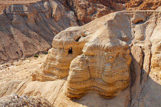 пещера свитков мертвого моря, известная как пещера кумран 4, одна из пещер, в которой свитки были найдены на руинах хирбет кумран - mountain cliff mountain peak plateau стоковые фото и изображения