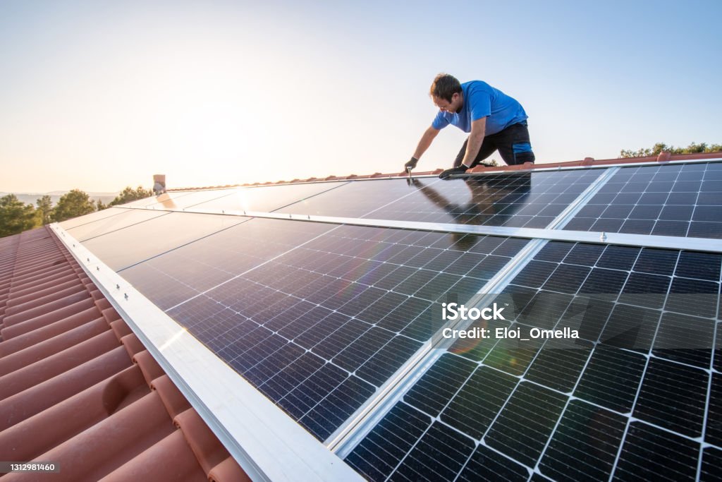 家の屋根にソーラーパネルを設置するプロの労働者。 - ソーラーパネルのロイヤリティフリーストックフォト