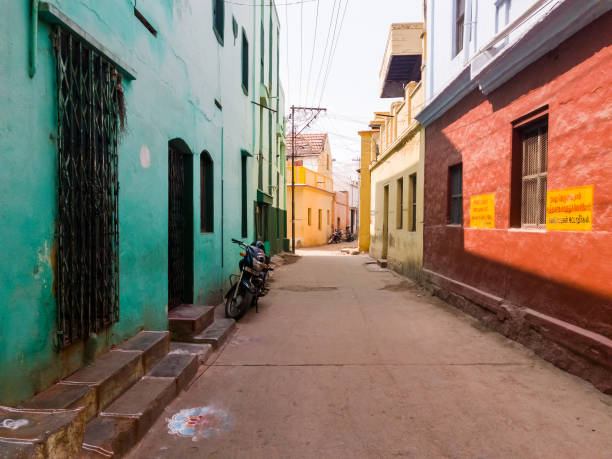 un callejón tranquilo lleno de casas coloridas - narrow alley fotografías e imágenes de stock