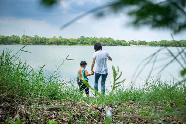 istock Teach his son to see the tide 1312991267
