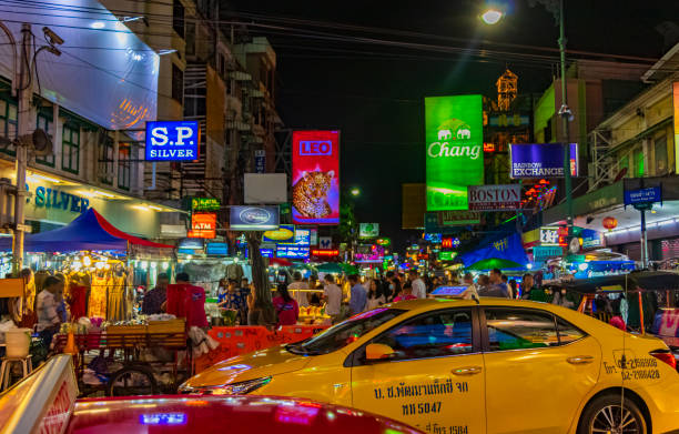khaosan khao san kaosan road la festa più popolare per i turisti di notte a bangkok in thailandia. - san rocco foto e immagini stock