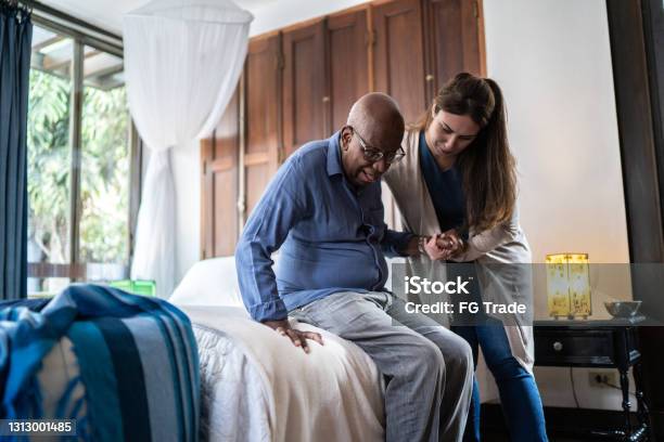 Heimpfleger Hilft Einem Älteren Mann Der Zu Hause Aufsteht Stockfoto und mehr Bilder von Alter Erwachsener