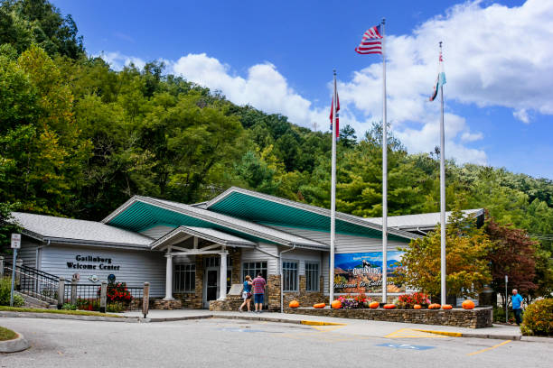 미국 테네시 주 개틀린버그의 웰컴 센터 건물 - gatlinburg tennessee city town 뉴스 사진 이미지