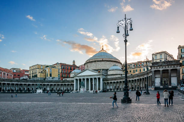 вид на площадь плебисито в городе неаполь - piazza del plebiscito стоковые фото и изображения
