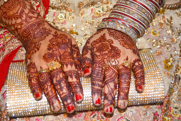 tatuagem de henna nas mãos - wedding indian culture pakistan henna tattoo - fotografias e filmes do acervo