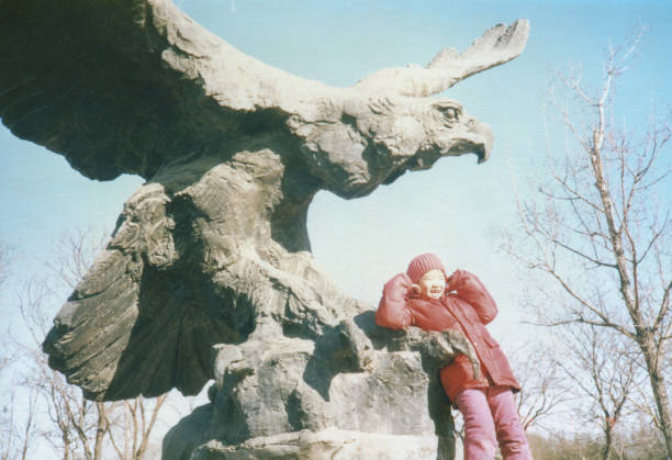 1980年代の中国の小さな女の子の実生活の古い写真 - 1988 ストックフォトと画像