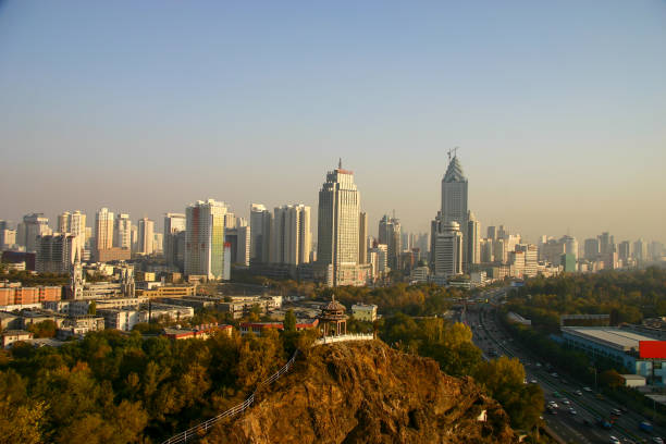 de stad van urumqi in xinjiang, china - urumqi stockfoto's en -beelden