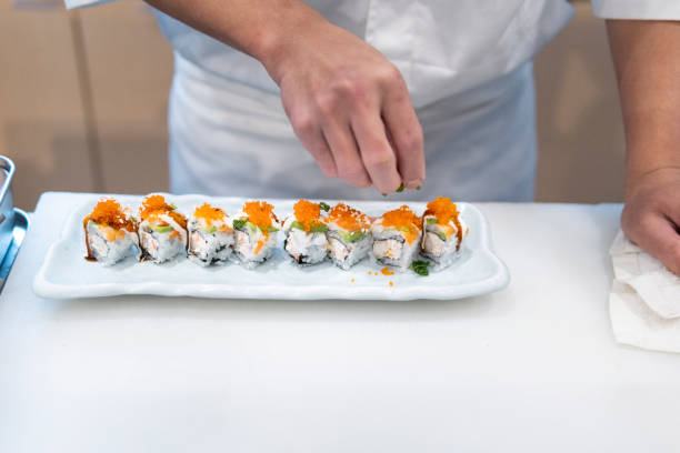 шеф-повар делает маки суши - tuna prepared fish mayonnaise restaurant стоковые фото и изображения