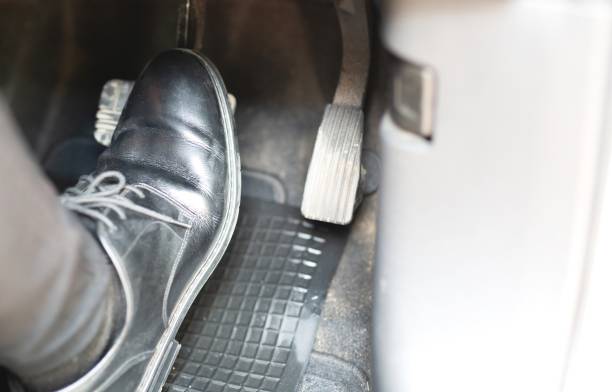 istock Mechanic inspecting the brakes before driving. 1313056928
