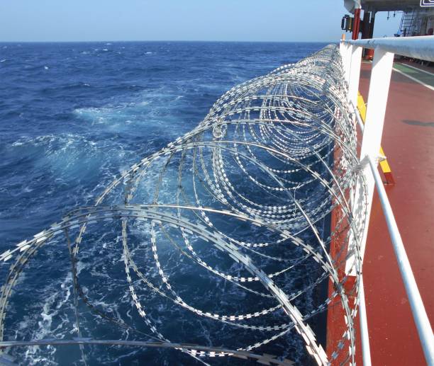 vista dos fios de barbear instalados no lado do navio para impedir que piratas embarquem - razor wire - fotografias e filmes do acervo