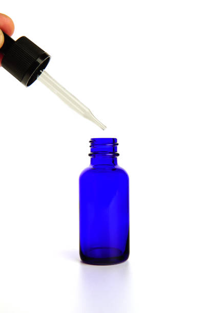 blue glass bottles.A bottle with a pipette, isolated on a white background. glass container for cosmetic skin care products. Aromatherapy, essence, or perfume is empty. a bottle of cosmetic dropper. Amber apothecary flask with pipette. Beauty collagen pipette vial, natural oil vial botellas de vidrio azul. una botella con una pipeta, aislada sobre un fondo blanco. recipiente de vidrio para productos cosméticos para el cuidado de la piel. la aromaterapia, la esencia o el perfume están vacíos. una botella de cuentagotas cosméticos.