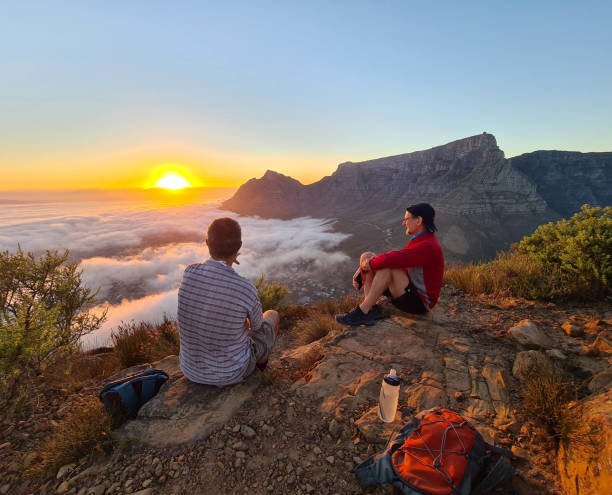 escursionisti all'alba su tavola montagna - table mountain foto e immagini stock