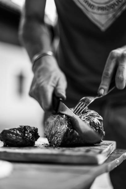 夏の日にバーベキュー肉の準備 - photography black and white restaurant italy ストックフォトと画像