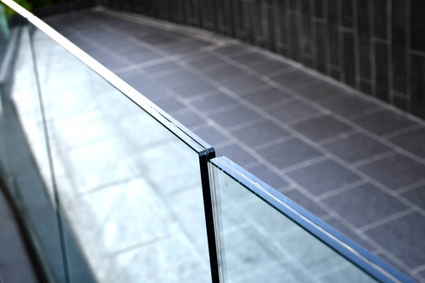強化されたラミネートガラス手すり手すりパネルフレーム少ない、現代建築建物のための安全ガラス。外部パスの手すりとランドスケープデザインのコンセプトイメージ。 - 積層樹脂 ストックフォトと画像