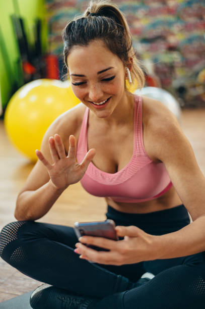 istock Woman using a smartphone in the gym 1313089299