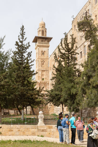 a parte sul do monte do templo e o bab el ghawanima minaret na cidade velha de jerusalém em israel - el aqsa - fotografias e filmes do acervo