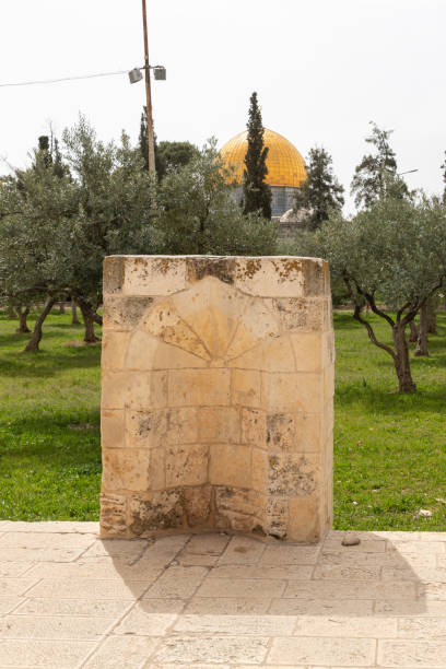 o lugar para orar na parte sul do monte do templo e da mesquita do domo da rocha na cidade velha de jerusalém em israel - jerusalem old town dome of the rock city - fotografias e filmes do acervo