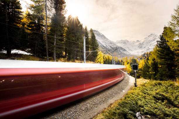 рейтянская железная дорога перед берниной - engadine graubunden canton autumn switzerland стоковые фото и изображения