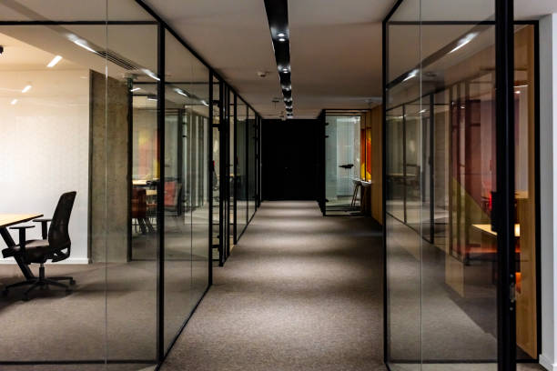 пустой коридор в современном офисном здании ночью - glass desk стоковые фото и изображения
