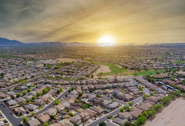 vista aérea deserto avondale pequena cidade cidade perto da capital do estado phoenix arizona - color image built structure town cityscape - fotografias e filmes do acervo