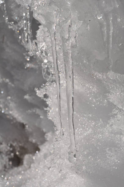 icicles hängen, eiskristalle und schnee - icicle hanging snow moving down stock-fotos und bilder