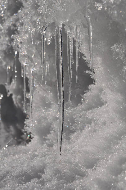 icicles hängen, eiskristalle und schnee - icicle hanging snow moving down stock-fotos und bilder