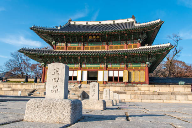 hall principal du palais royal à séoul, corée du sud - gyeongbokgung palace stone palace monument photos et images de collection