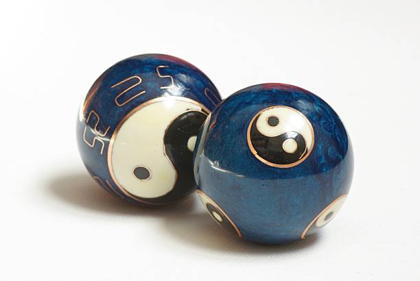 duas bolas brancas azuis qi gong - yin yang ball - fotografias e filmes do acervo