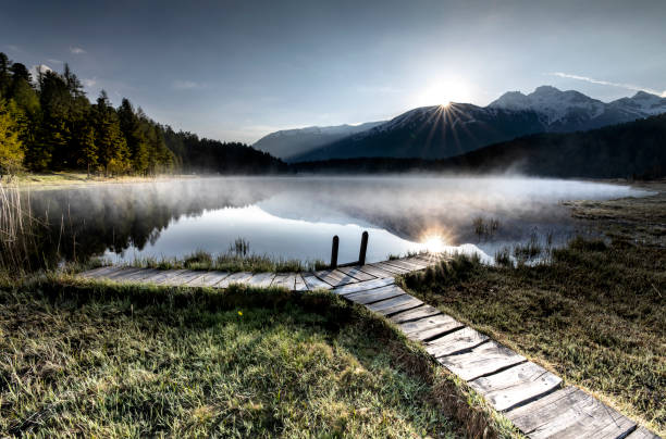 lej do nascer do sol de staz - mountain mist fog lake - fotografias e filmes do acervo