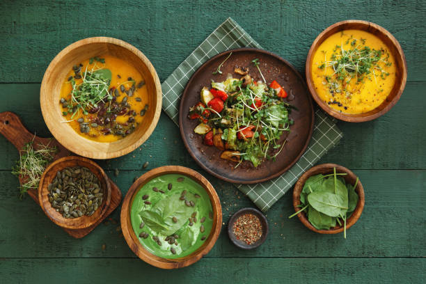 вегетарианские блюда - vegan pea soup стоковые фото и изображения