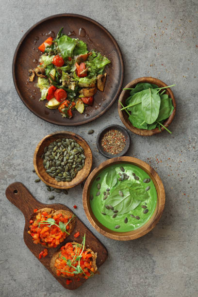 вегетарианские блюда - vegan pea soup стоковые фото и изображения