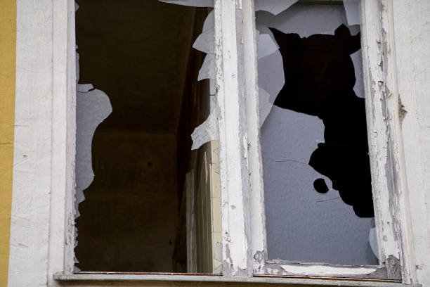 istock Old wooden frame and broken glass window on an old building for renovation 1313139341