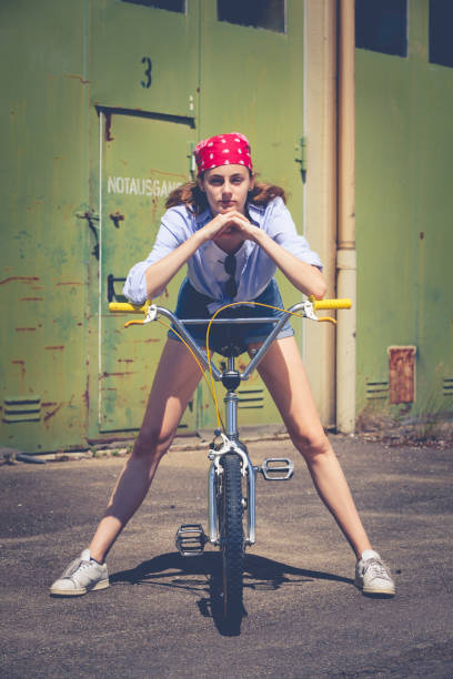 teenage girl and bmx bicycle - bmx cycling sport teenagers only teenager imagens e fotografias de stock