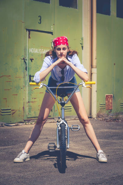 девочка-подросток и велосипед bmx - bmx cycling sport teenagers only teenager стоковые фото и изображения